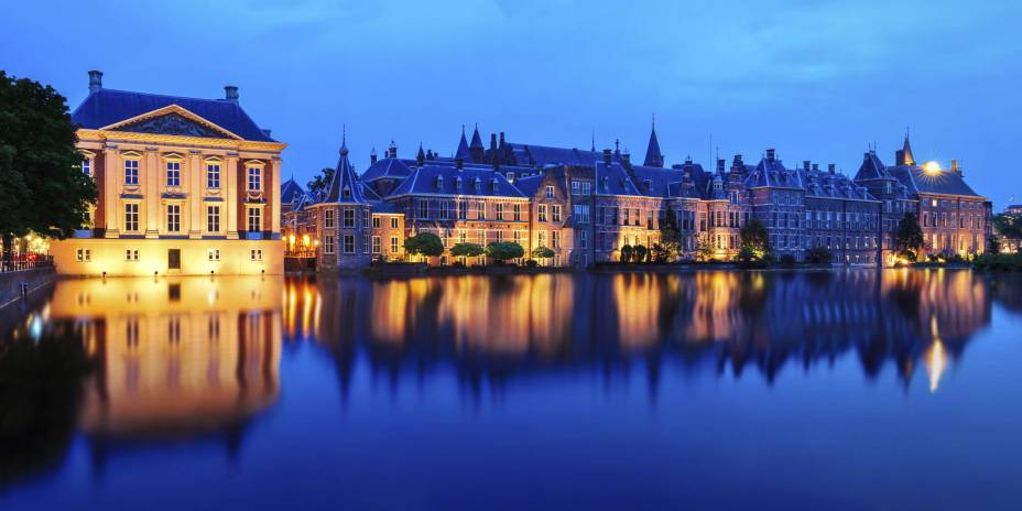 O anoitecer recai sobre o Mauritshuis Museum, um dos museus mais importantes e badalados do país, e no Binnenhof Palace, um complexo de construções históricas no centro de Haia, na Holanda