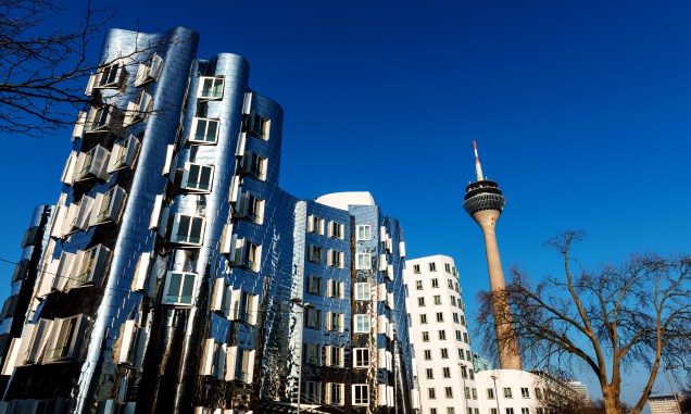 Prédios do arquiteto Frank Gehry marcam Medienhaffen, em Düsseldorf, Alemanha