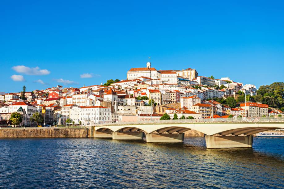 Vista geral de <a href="https://viajeaqui.abril.com.br/cidades/portugal-coimbra/" rel="Coimbra">Coimbra</a>, em <a href="https://viajeaqui.abril.com.br/paises/portugal" rel="Portugal">Portugal</a> - uma cidade histórica, que mantém um ar jovem por causa de sua importante universidade