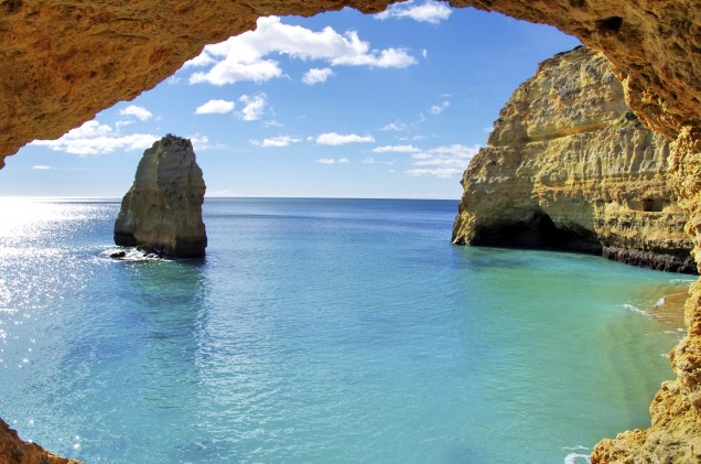 As formações rochosas grandes e peculiares são atração nas praias do Algarve