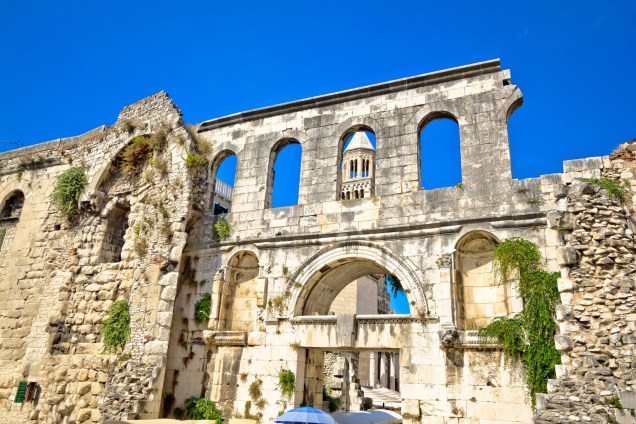 Além dos belos cenários à beira-mar, a cidade de Split sabe preservar sua história através da boa conservação de suas ruínas, que encantam os turistas
