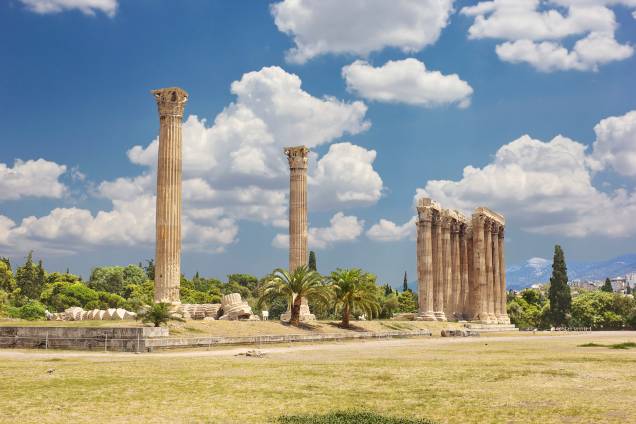 Uma das ruínas mais impressionantes de Atenas é o Templo de Zeus, perto da praça Syntagma. As colunas gigantescas, finalizadas pelo imperador Adriano, ainda resistem ao tempo e dão a noção da grandiosidade do templo