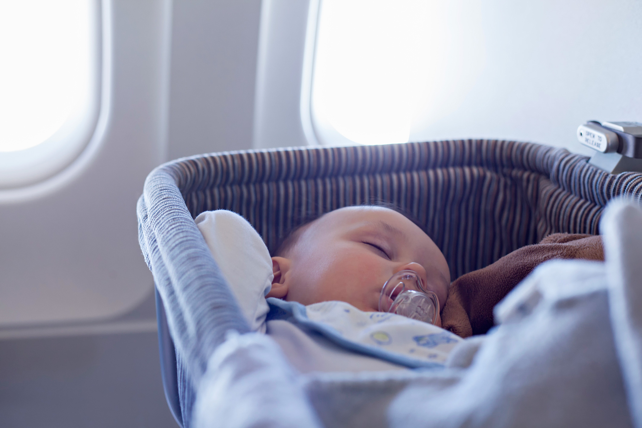 Bebê viajando de avião - manual de viagem com crianças - viagem em família
