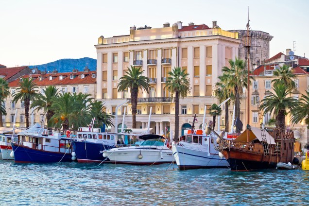 Por estar à beira do Mar Adriático, a cidade de Split oferece opções de passeios de barco - uma das melhores opções para explorar o lugar