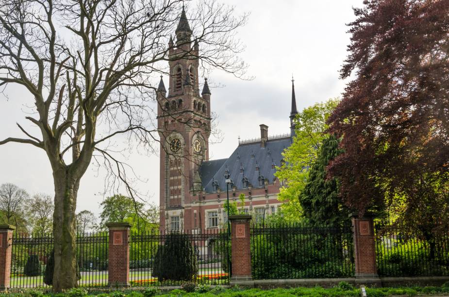 Conhecido como Sede do Direito Internacional, o Palácio da Paz é considerado uma das construções mais importantes de Haia e de toda a Holanda, visto que é aqui a sede do Tribunal Internacional de Justiça 