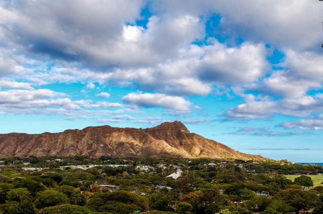 O vulcão extinto Diamond Head, a sudeste de Honolulu, domina o horizonte da cidade; ao escalar seus 1.300 metros, é possível ter uma visão panorâmica da ilha de Oahu