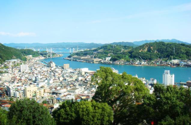 Um dos passeios a partir de Hiroshima é a cidade de Onomichi, conhecida pelos seus belos templos Um dos passeios a partir de Hiroshima é a cidade de Onomichi, conhecida pelos seus belos templos