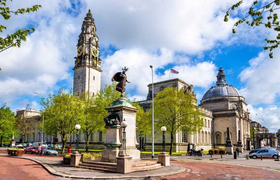 Erguido em 1906, o Cardiff City Hall é uma bela construção em estilo renascentista que guarda obras de arte em seu interior, como quadros e esculturas. Eventos diversos podem ser realizados por aqui, como casamentos Erguido em 1906, o Cardiff City Hall é uma bela construção em estilo renascentista que guarda obras de arte em seu interior, como quadros e esculturas. Eventos diversos podem ser realizados por aqui, como casamentos