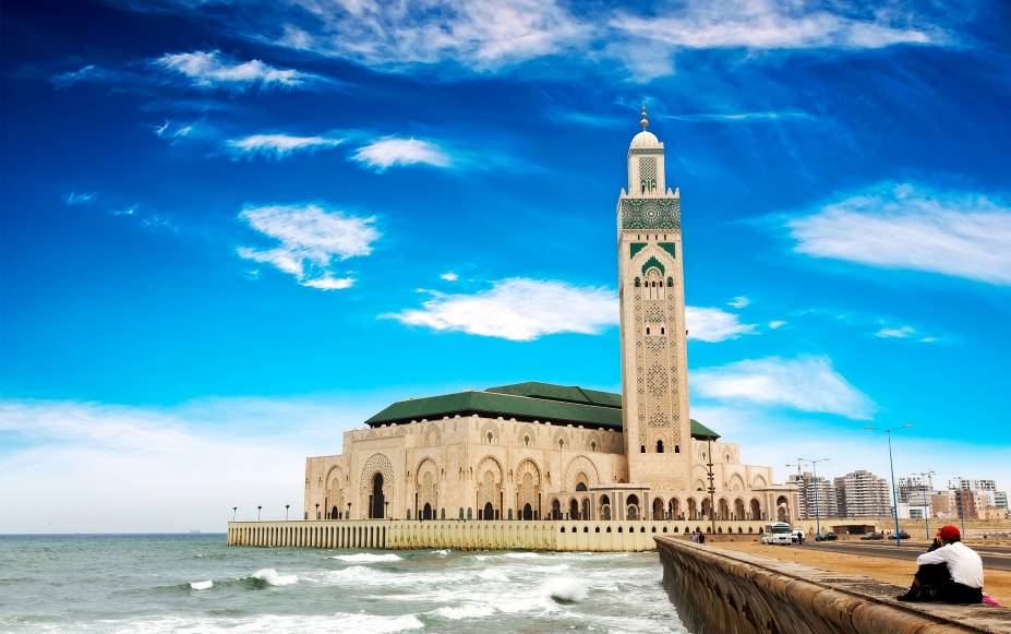 A Mesquita Hassan II domina a paisagem da orla de Casablanca