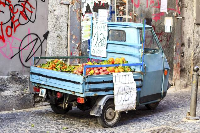 As ruas de Nápoles são a cara do sul da Itália: desgastadas e sujas; caminhar por elas é viver uma real experiência napolitana