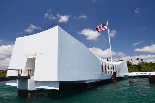 A oeste da cidade de Honolulu está o Arizona Memorial, que relembra a história da base naval de Pearl Harbor, atacada em 1941 pelos japoneses