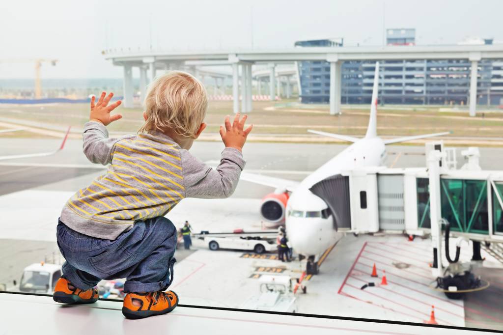 Bebê em aeroporto - viagem com crianças família