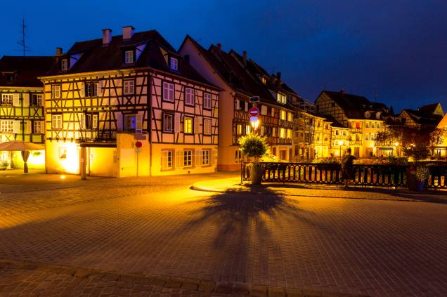 A vida noturna de Colmar reflete muito da essência da França, com diversos restaurantes, bares e lugares para provar dos bons vinhos da região A vida noturna de Colmar reflete muito da essência da França, com diversos restaurantes, bares e lugares para provar dos bons vinhos da região