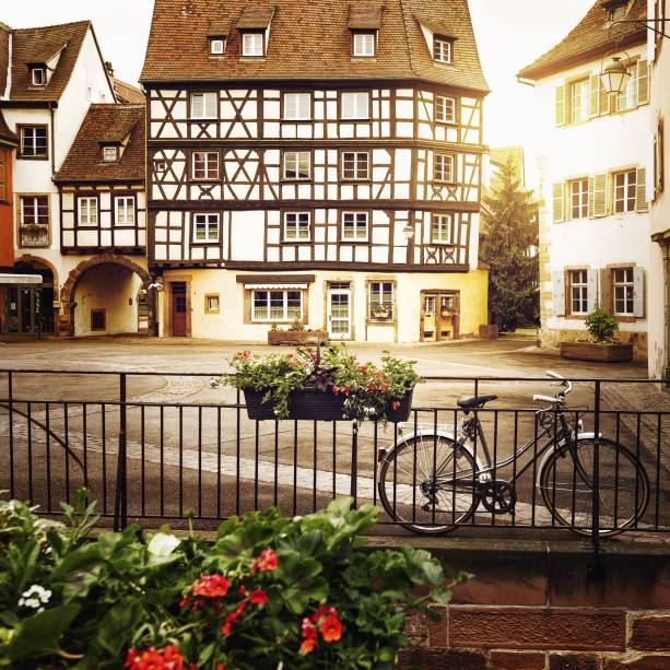 As flores estão por toda parte em Colmar - e casam perfeitamente com suas belas casinhas charmosas, transbordando romantismo