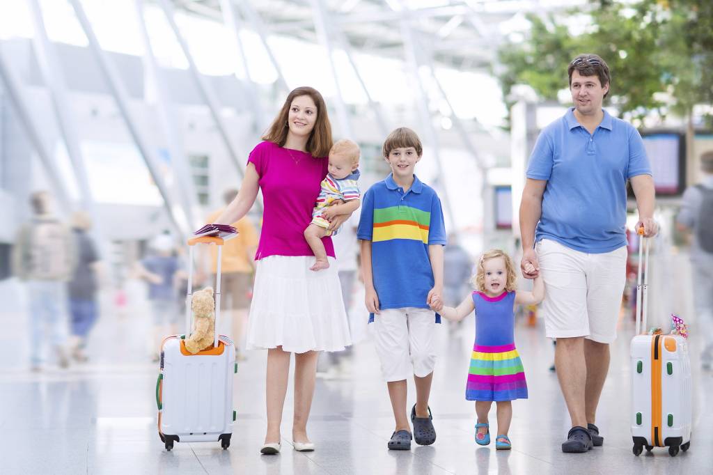 Família em aeroporto - viagem com crianças