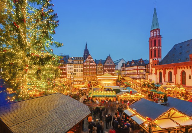 A iluminação de Frankfurt durante a Chirstmas Market - feira de comércio natalino realizada no coração da Cidade Velha. Os cenários de inverno contribuem pra deixar tudo ainda mais charmoso