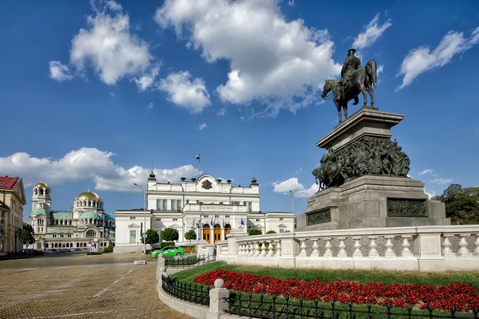 A Praça do Parlamento, com o Prédio do Parlamento e a Catedral de St. Alexander Nevsky ao fundo, em Sofia, Bulgária