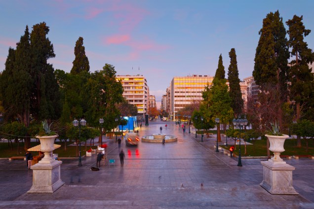 Rodeada por edifícios oficiais do governo e embaixadas, a praça Syntagma é o palco das manifestações populares, tão comuns em Atenas