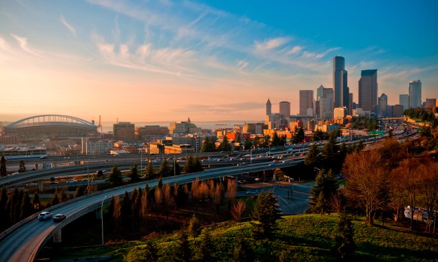 Os lindos edifícios de Seattle (EUA) no pôr do Sol