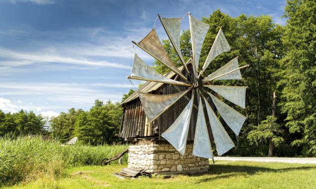 Moinho de vento do museu a céu aberto de Sibiu, na região da Transilvânia, Romênia