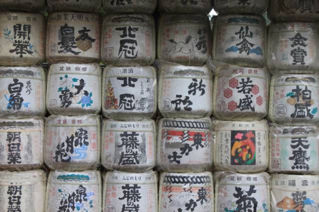 Barris de saquê como oferenda no santuário Toshogu de Nikko