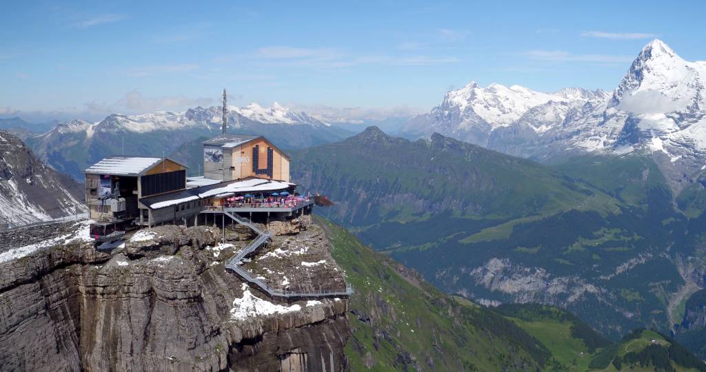 A passarela de vidro, vista de longe