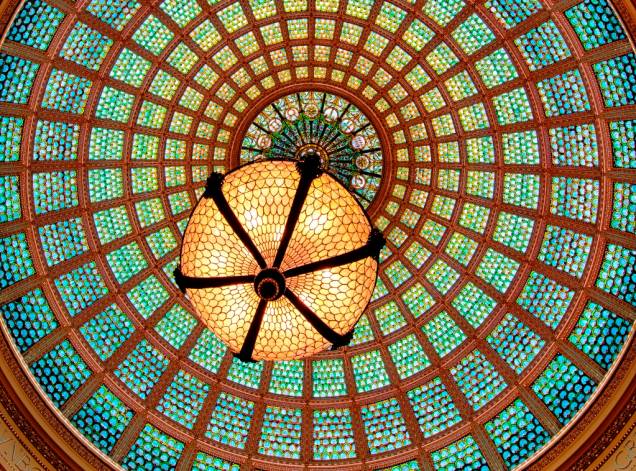 A cúpula Tiffany, do Chicago Cultural Center, é a maior do mundo do gênero, com 30 mil peças de vidro
