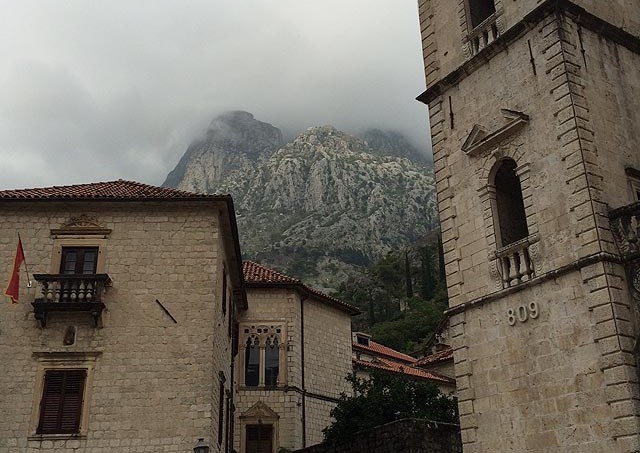 Torre da catedral e a montanha mergulhada nas nuvens