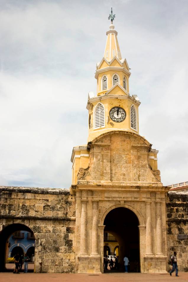 A Puerta del Reloj é uma torre de 30 metros de altura com um relógio do século 19 que dá as boas vindas para quem chega à Cidade Amuralhada