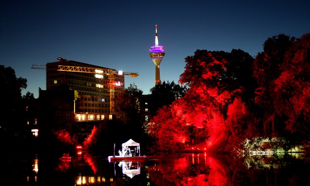 A noite da Torre Rheinturm em Düsseldorf, na Alemanha