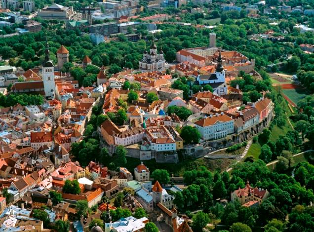 Toompea é a parte alta da Cidade Velha de Tallin, capital da Estônia, com vários palácios, igrejas e construções históricas Toompea é a parte alta da Cidade Velha de Tallin, capital da Estônia, com vários palácios, igrejas e construções históricas