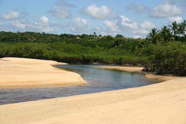 Praia do Rio da Barra tem boa faixa de areia para caminhadas, mar calmo e paisagens que impressionam Praia do Rio da Barra tem boa faixa de areia para caminhadas, mar calmo e paisagens que impressionam