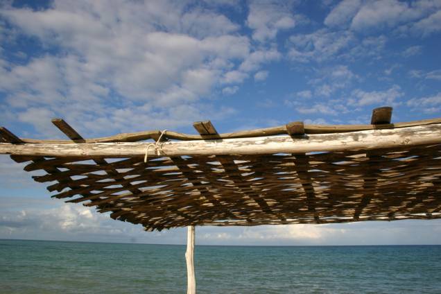 Cobertura de um pergolado do bar Cauim na Praia dos Coqueiros, caracterizada pela sequência de cinco barracas de praia, coladas umas nas outras Cobertura de um pergolado do bar Cauim na Praia dos Coqueiros, caracterizada pela sequência de cinco barracas de praia, coladas umas nas outras