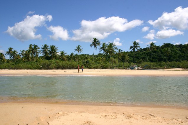 A larga faixa de areia da Praia dos Coqueiros é um convite a longas caminhadas, assim como o mar calmo chama para um mergulho