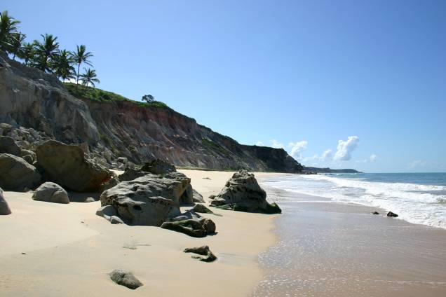 Praia do Rio da Barra, boa faixa de areia para caminhada, mar calmo e paisagens impressionantes