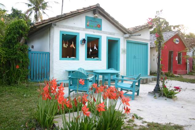 Lojas, galerias de arte e pousadas habitam as casinhas coloridas do Quadrado, local que reserva todo o charme de Trancoso Lojas, galerias de arte e pousadas habitam as casinhas coloridas do Quadrado, local que reserva todo o charme de Trancoso
