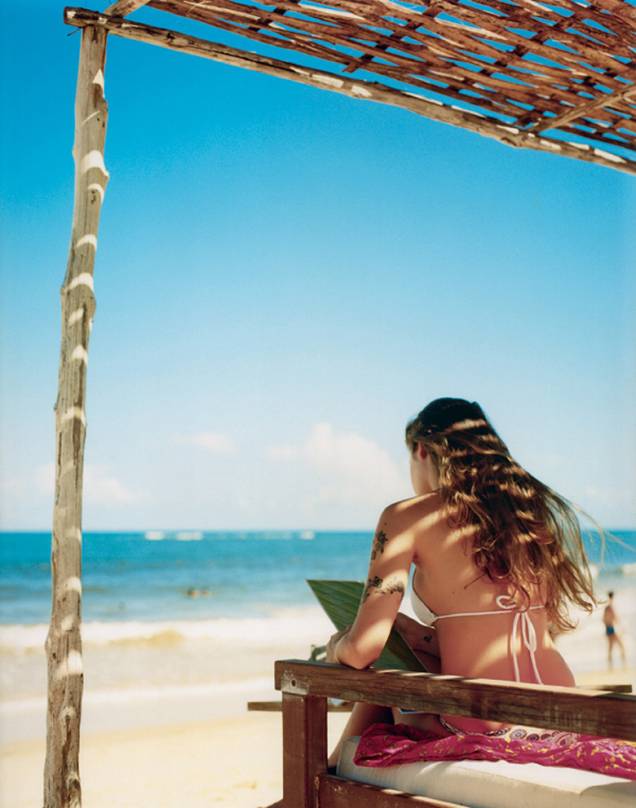 Bar Uxua Praia. Em Trancoso, estar com o pé na areia significa, na maioria dos lugares, sentar-se em sofás e pufes sob um gazebo, ao som de DJs e com drinques especiais no copo Bar Uxua Praia. Em Trancoso, estar com o pé na areia significa, na maioria dos lugares, sentar-se em sofás e pufes sob um gazebo, ao som de DJs e com drinques especiais no copo