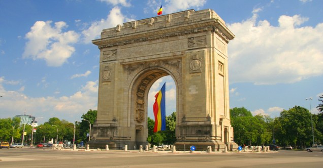 A bandeira enfeita o Arco do Triunfo de Bucareste, na Romênia. O monumento é muito comparado com o Arco de Paris, graças aos seus detalhes e às mansões que marcam seu entorno