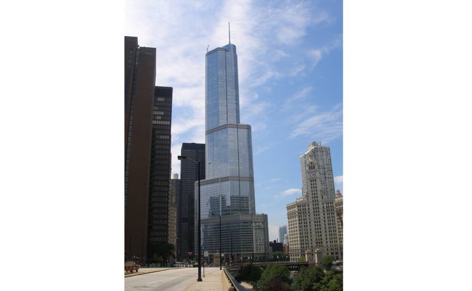 Em Chicago, o Trump International Hotel & Tower só perde para a Willis Tower em altura. O hotel foi inaugurado em 2008 e conta com 339 quartos Em Chicago, o Trump International Hotel & Tower só perde para a Willis Tower em altura. O hotel foi inaugurado em 2008 e conta com 339 quartos