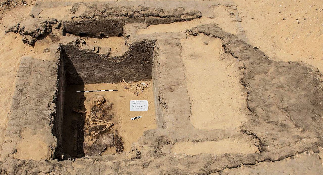Um dos túmulos encontrados nas escavações