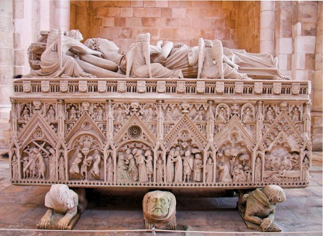 Túmulo de Inês de Castro no Mosteito de Santa Maria, em Alcobaça, Portugal