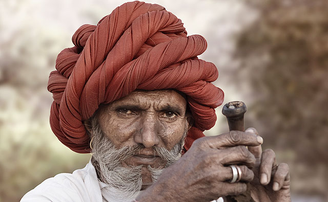 Também dá pra usar o pano para fazer um turbante estiloso como o do senhorzinho acima (Foto: Thinkstock)