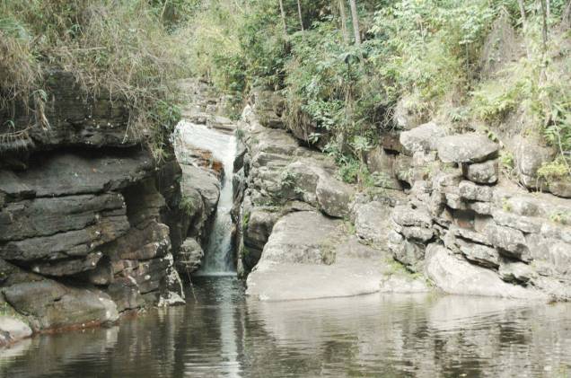 O acesso à <a href="http://viajeaqui.abril.com.br/estabelecimentos/br-ba-vale-do-capao-atracao-cachoeira-angelica-e-purificacao" rel="Cachoeira da Angélica" target="_blank">Cachoeira da Angélica</a>, com sua piscina natural cercada por mata nativa, é por trilha leve de 15 minutos a partir da Vila do Bomba, a 8 km do <a href="http://viajeaqui.abril.com.br/cidades/br-ba-vale-do-capao" rel="Vale do Capão" target="_blank">Vale do Capão</a>