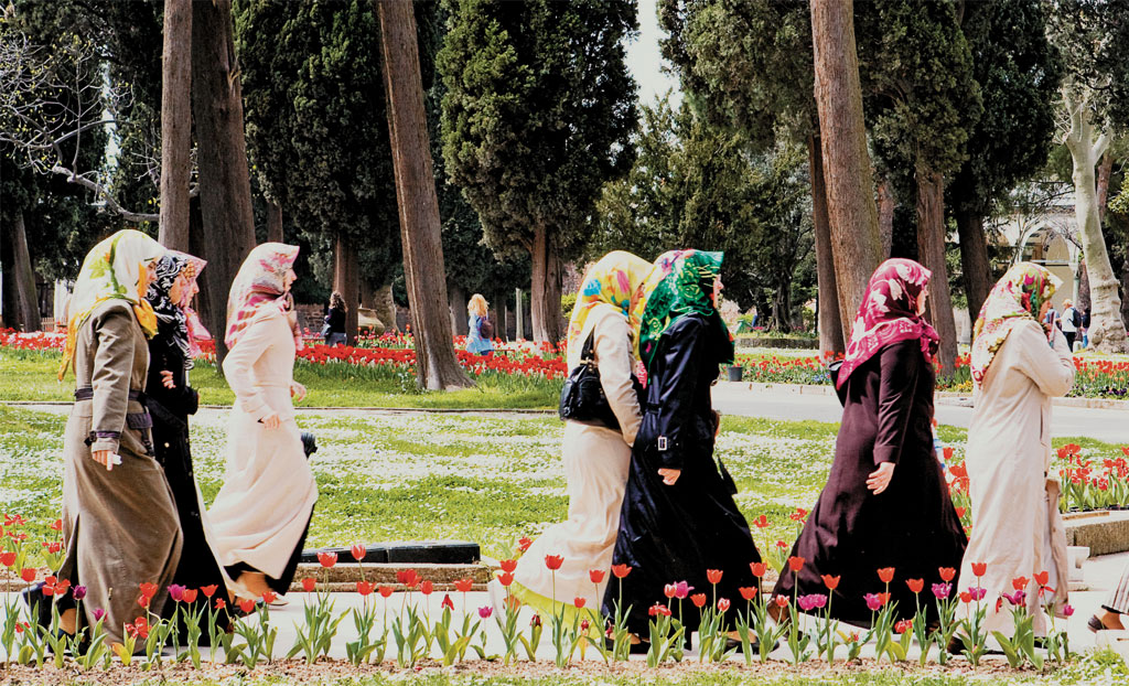 Muçulmanas nos jardins do Palácio Topkapi, em Istambul