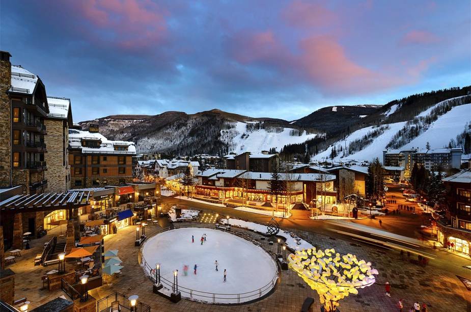 Vista de Vail, com sua pista de patinação no gelo - a favorita das crianças