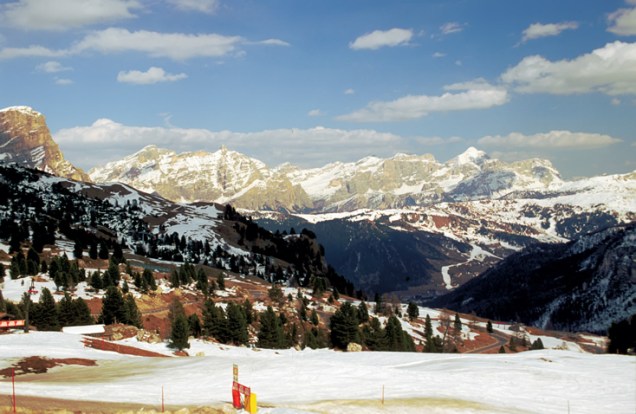 Encastelada sobre os setentrionais picos nevados das Dolomitas, a região do Alto Ádige, na fronteira com Suíça e Áustria, é chamada Selva di Val Gardena. Muita beleza natural, pistas de esqui que permanecem abertas por longos períodos, e típicos pequenos e aconchegantes hotéis de montanha conferem um charme especial a este pedaço da Itália.