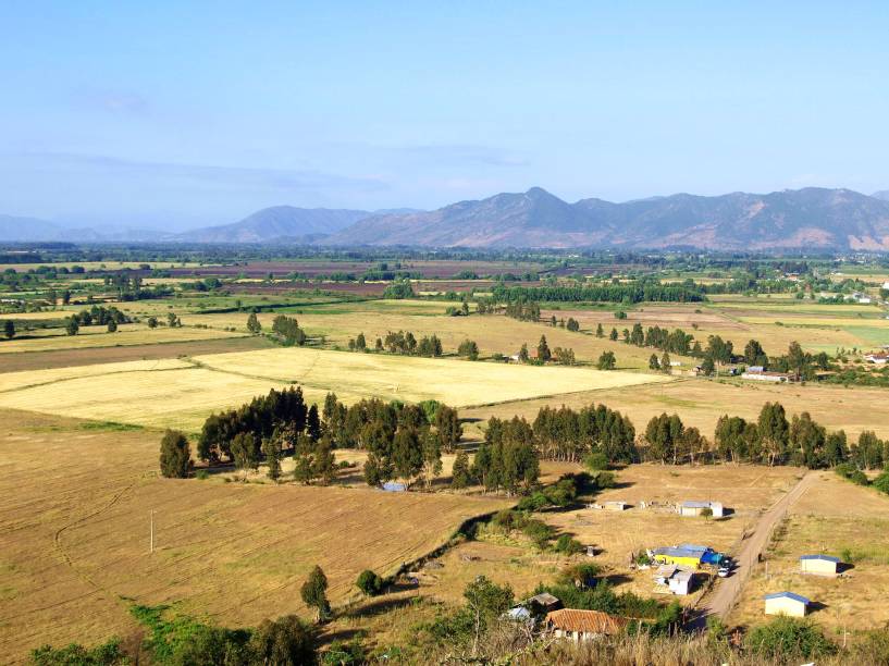 Colchagua significa "pequenas lagunas" em mapuche. A região tem belas paisagens, além de ser marcada como a mais bem organizada rota de vinho do país