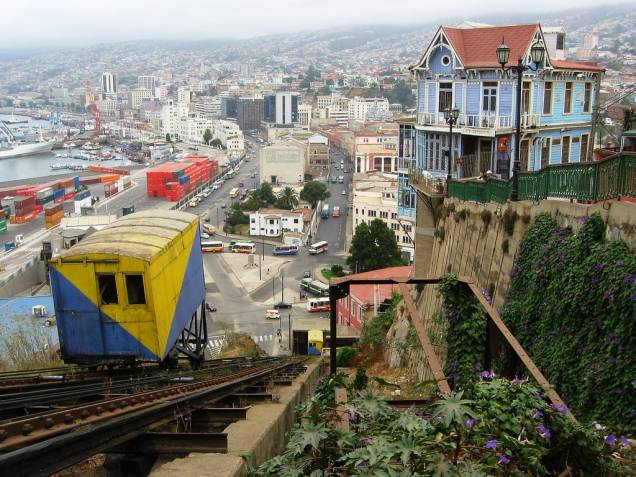 Os elevadores coloridos são parte fundamental da paisagem de Valparaíso, que deslizam sobre montanhas íngremes e oferecem uma bela visão local
