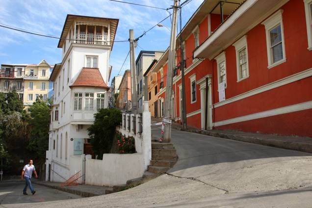 Valparaíso caracteriza-se por seu constante sobe e desce. Explorá-la exige pernas e fôlego, mas a visão que se tem da cidade compensa todo o esforço