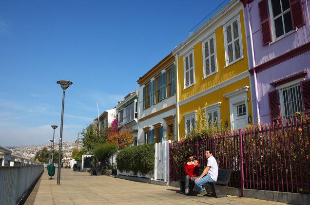 Com suas casinhas coloridas, o Paseo Gervasoni atrai turistas pela visão panorâmica da cidade e do porto